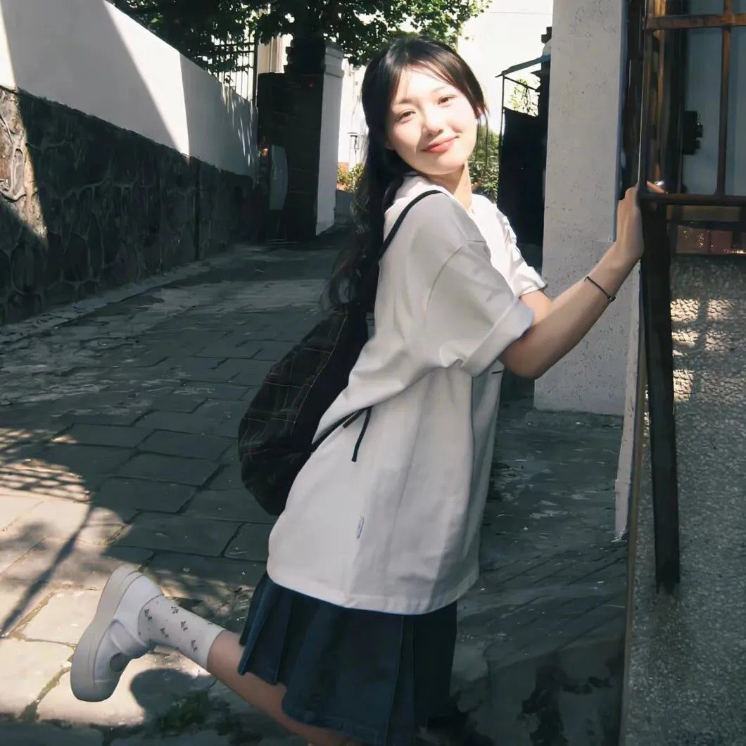 正在缩小的男人海报